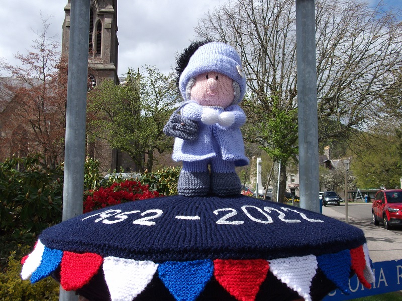 A knitted tribute on top of a postbox, of the queen for her platinum celebration