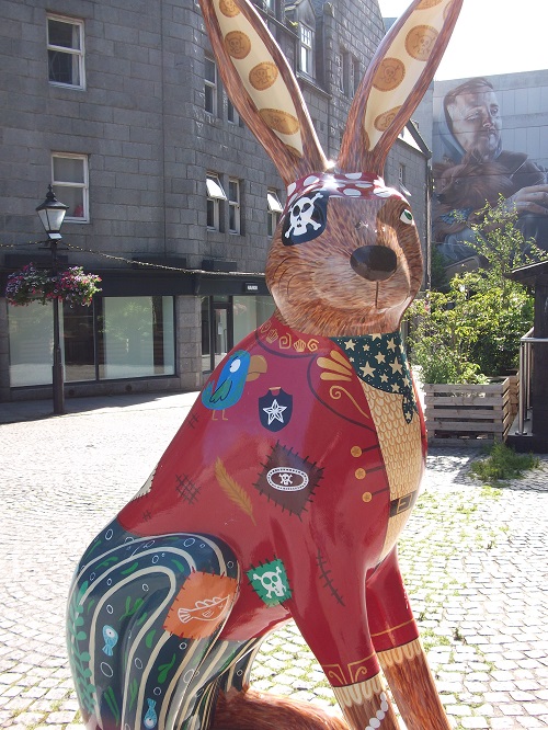 a hare sculpture in pirate costume